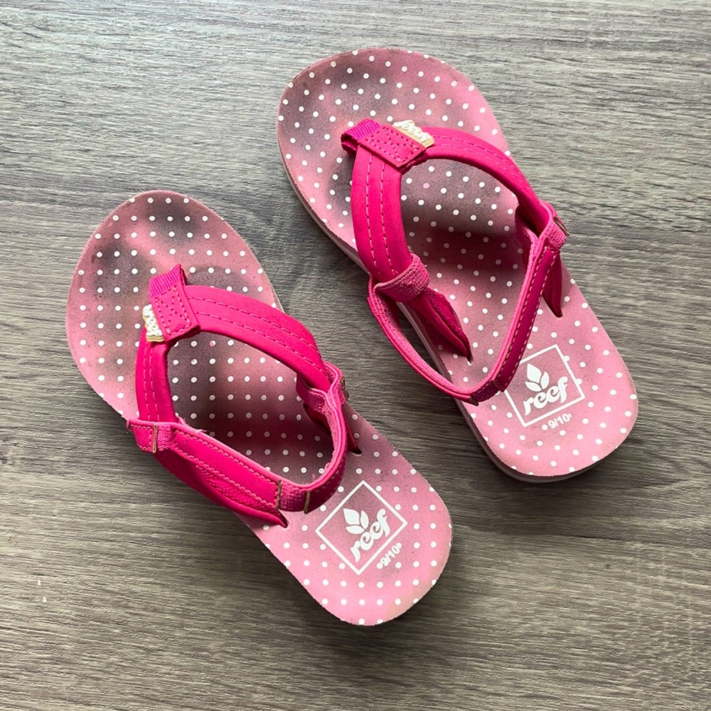 Reef pink and white polka dot flip flop sandals